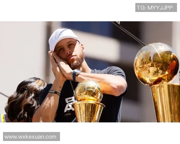 足球明星们惊叹库里精彩表现观看他的打球视频引发热议 足球明星们惊叹库里精彩表现观看他的打球视频引发热议