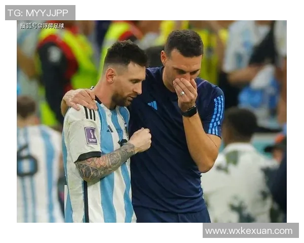 足球明星温暖瞬间抱起球迷展现亲和力与热情的感人画面 足球明星温暖瞬间抱起球迷展现亲和力与热情的感人画面