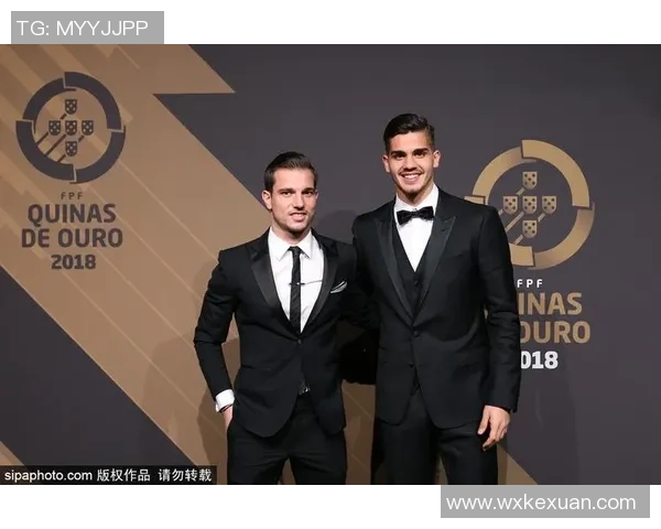 足球明星携女友出席盛典引关注甜蜜互动成焦点 足球明星携女友出席盛典引关注甜蜜互动成焦点